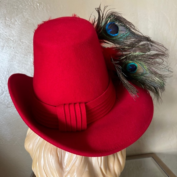 REGAL RED FELT VINTAGE HAT WITH CONICAL CROWN + FEATHER SPRAYS + BROOCH - Picture 6 of 15